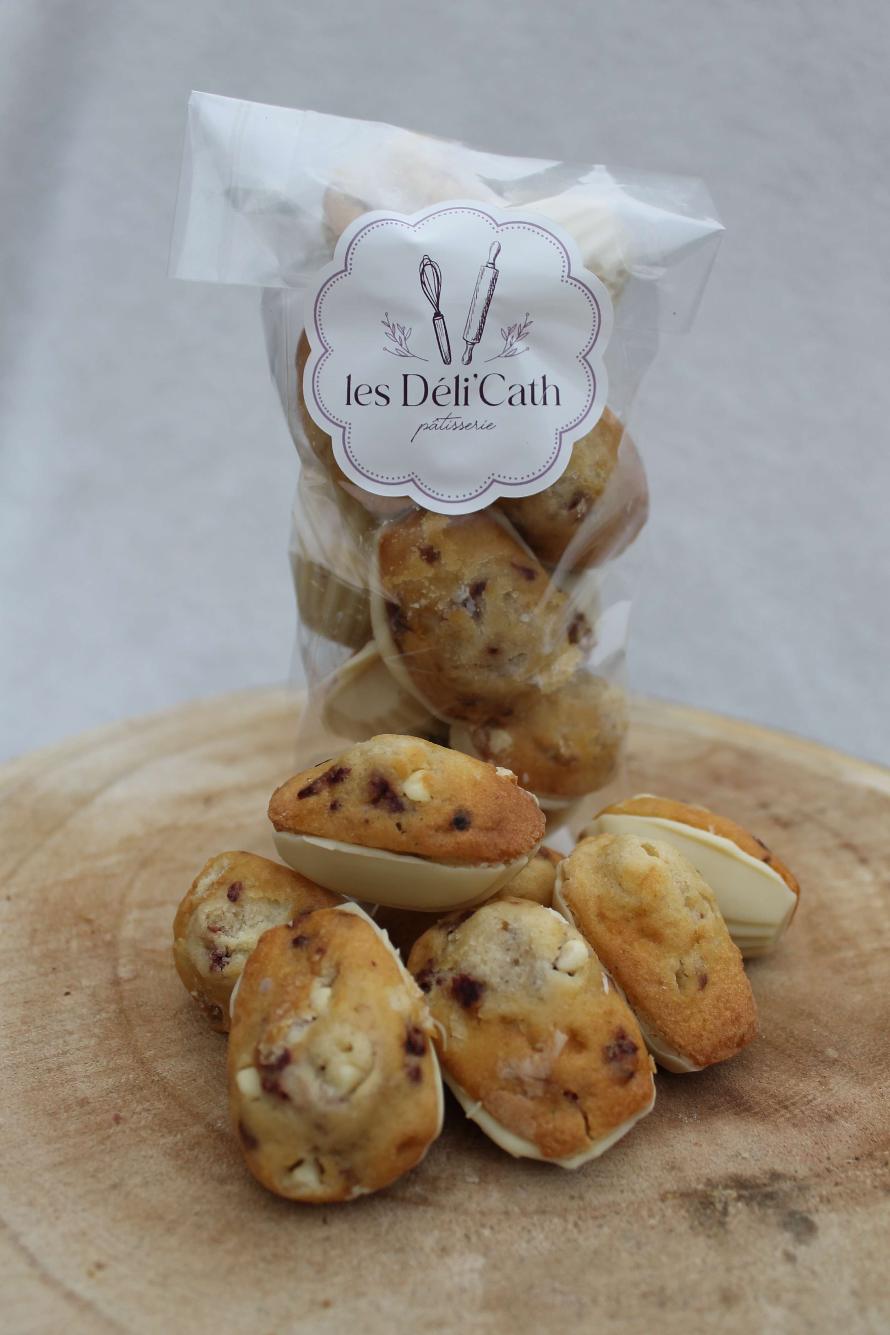 photo Madeleines framboises, coque de chocolat blanc